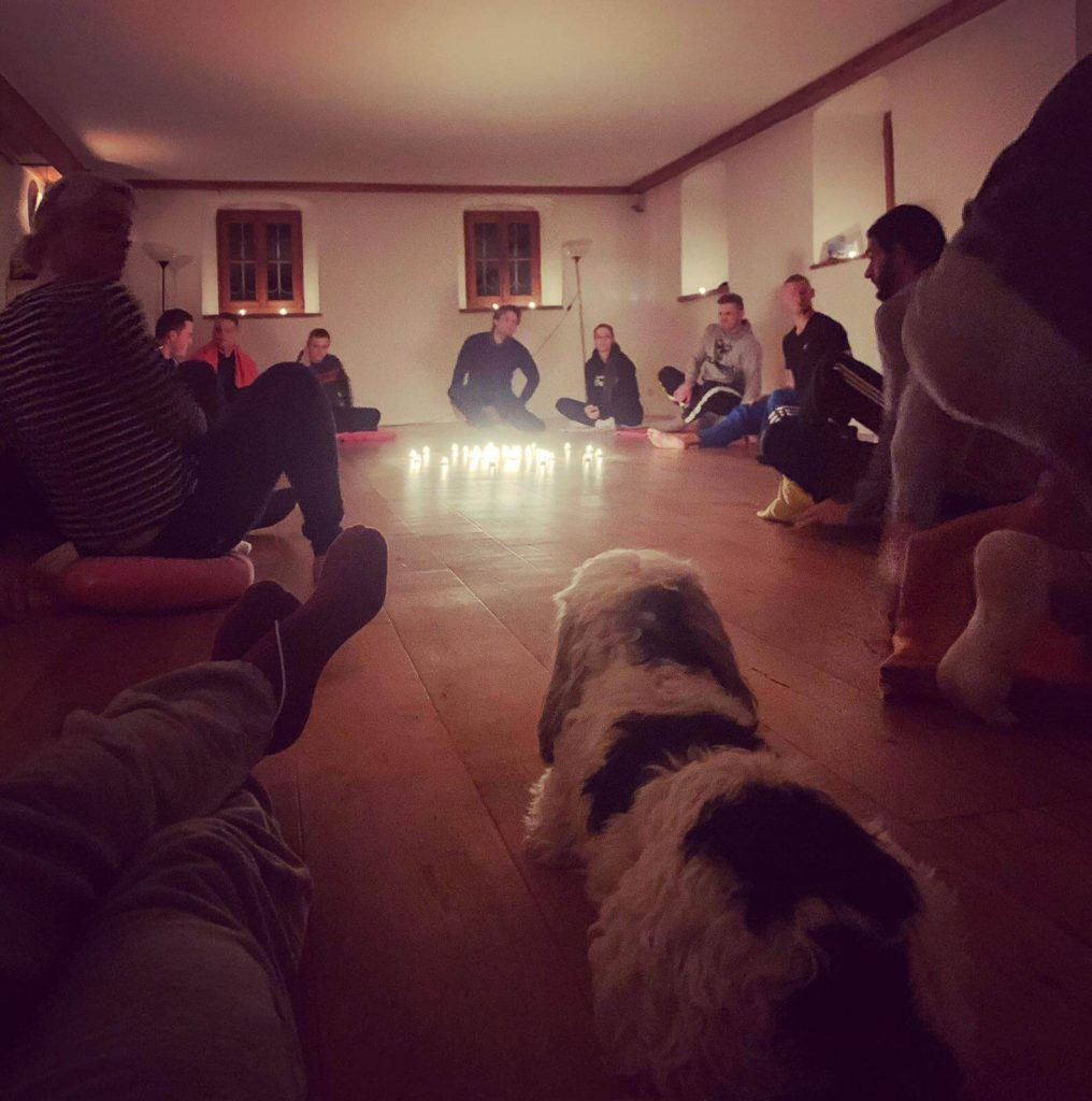 Meditation mit Hund Toni