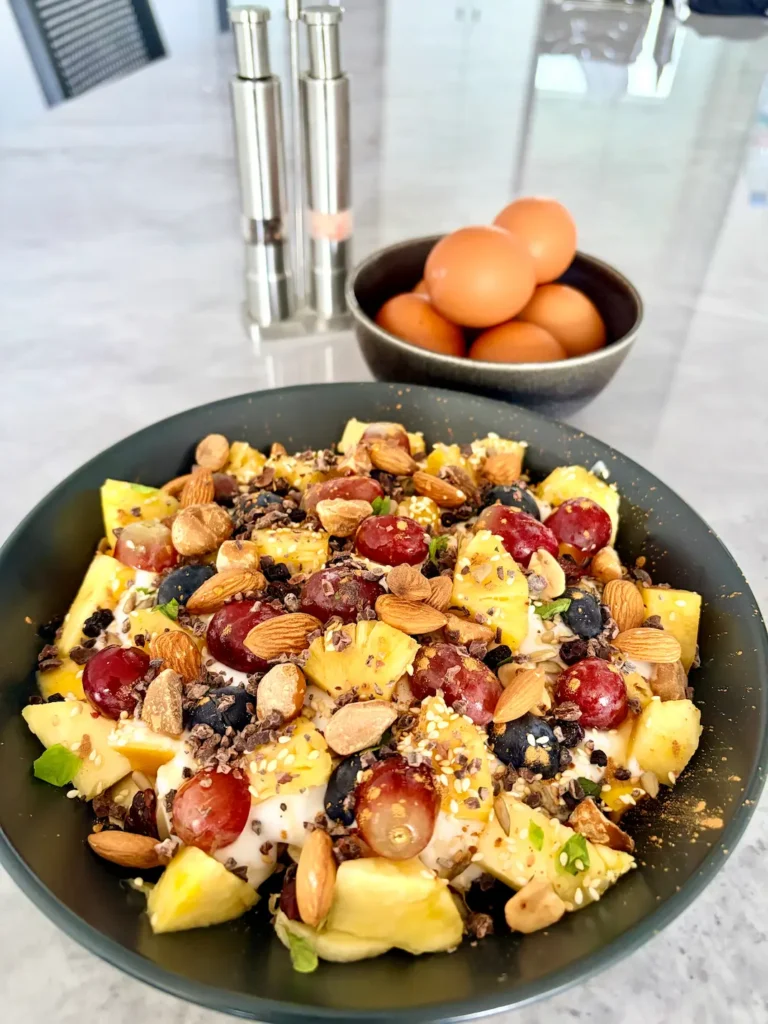 Cocobella mit Früchten & Eiern zum Frühstück